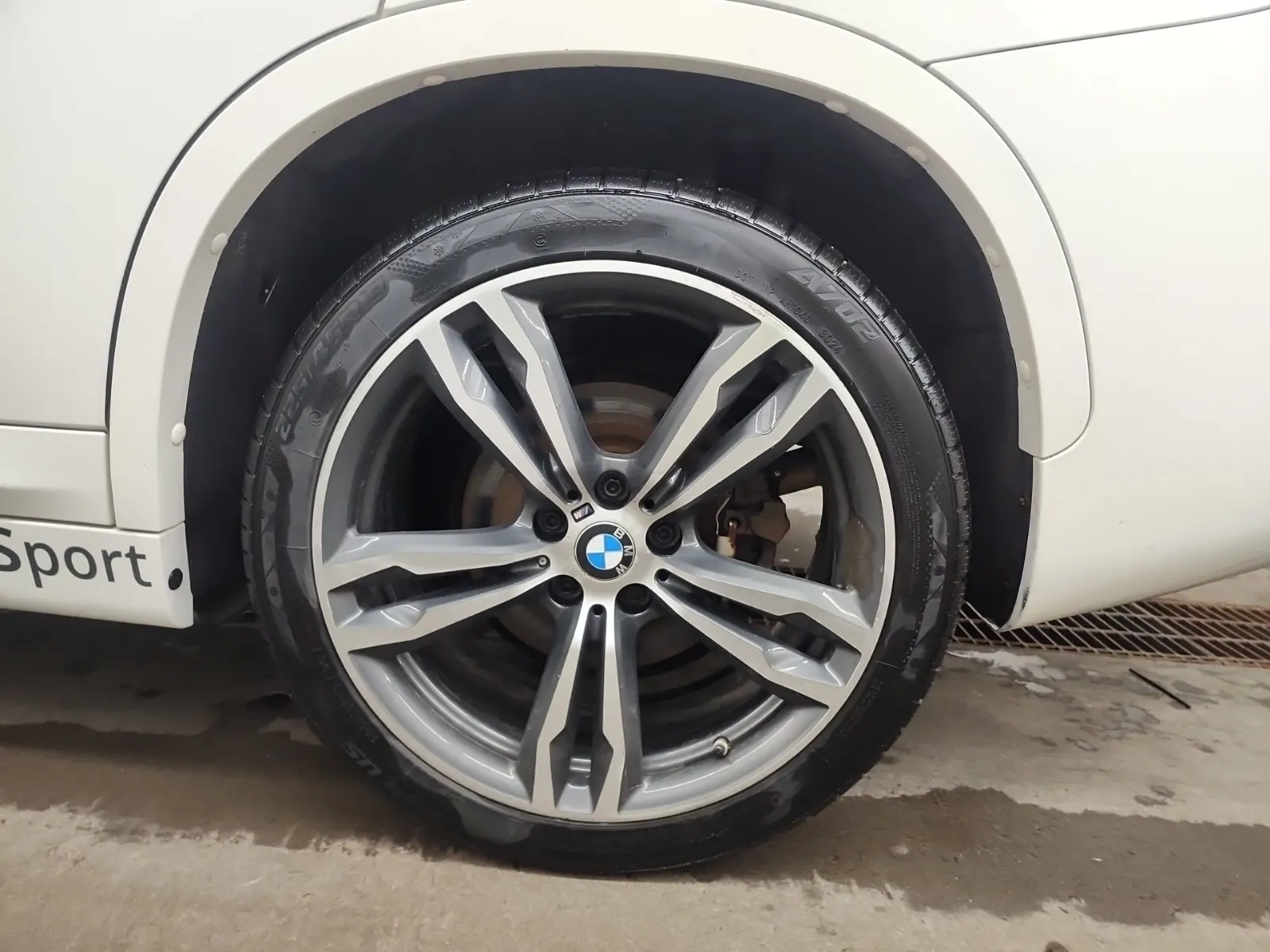 Left Rear Wheel/Tire Photo