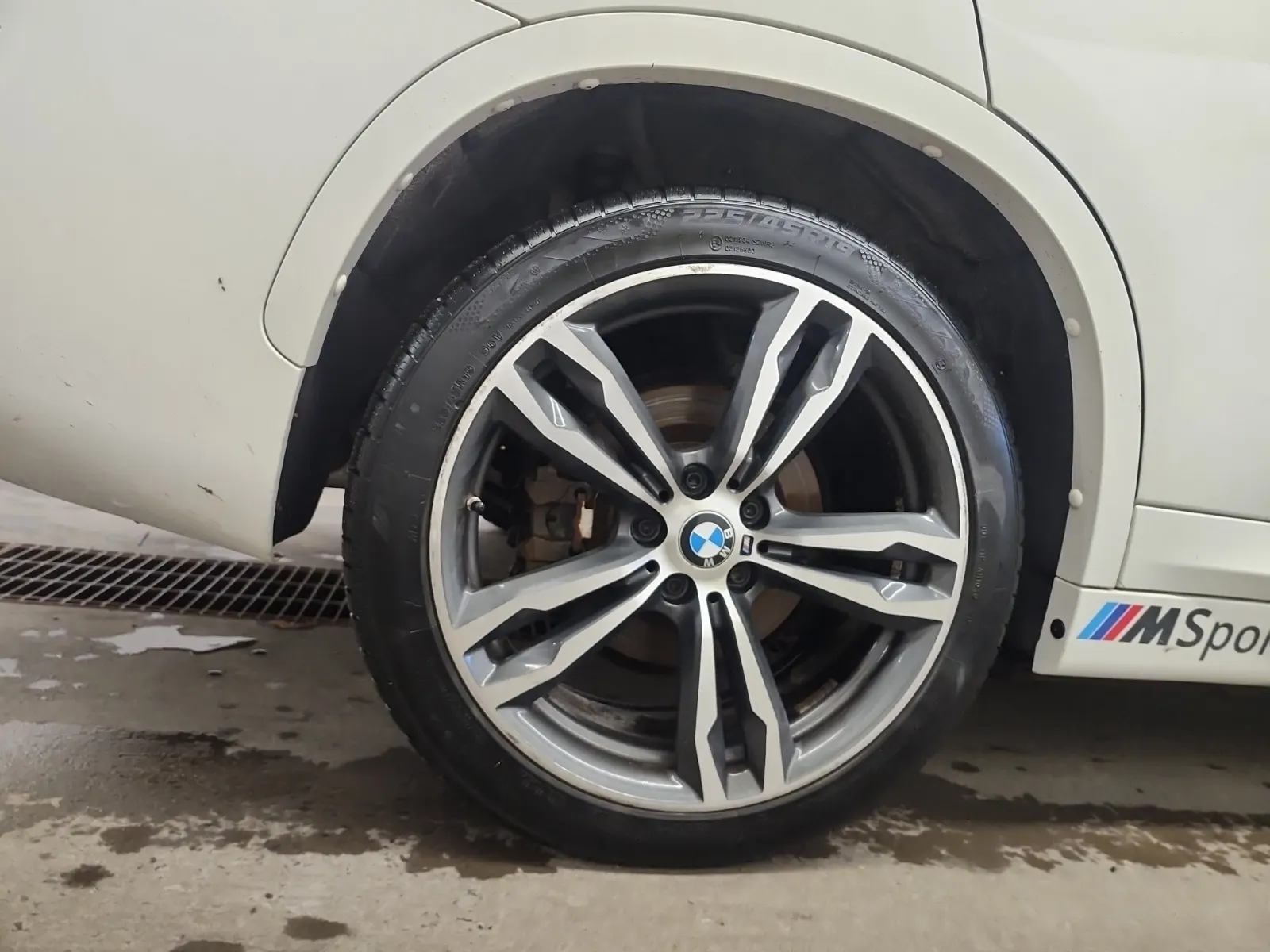 Right Rear Wheel/Tire Photo