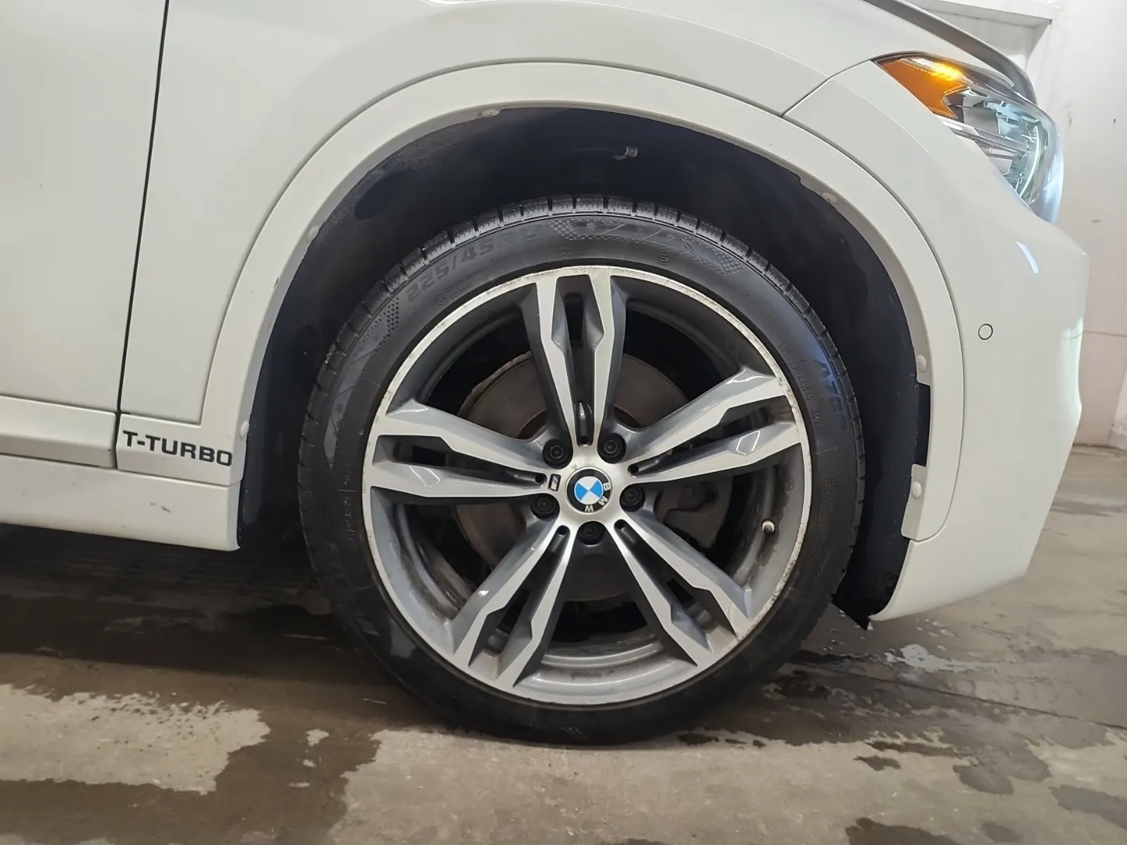 Right Front Wheel/Tire Photo