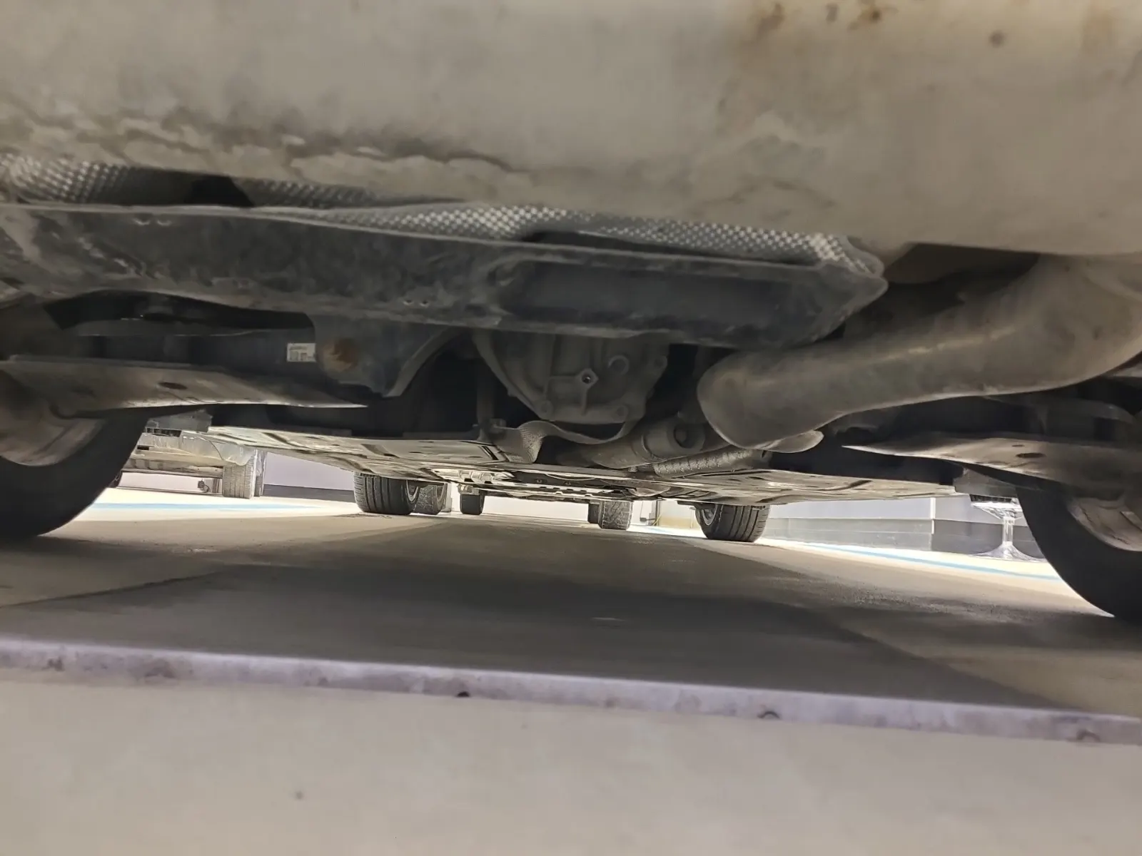 Undercarriage - Rear Photo