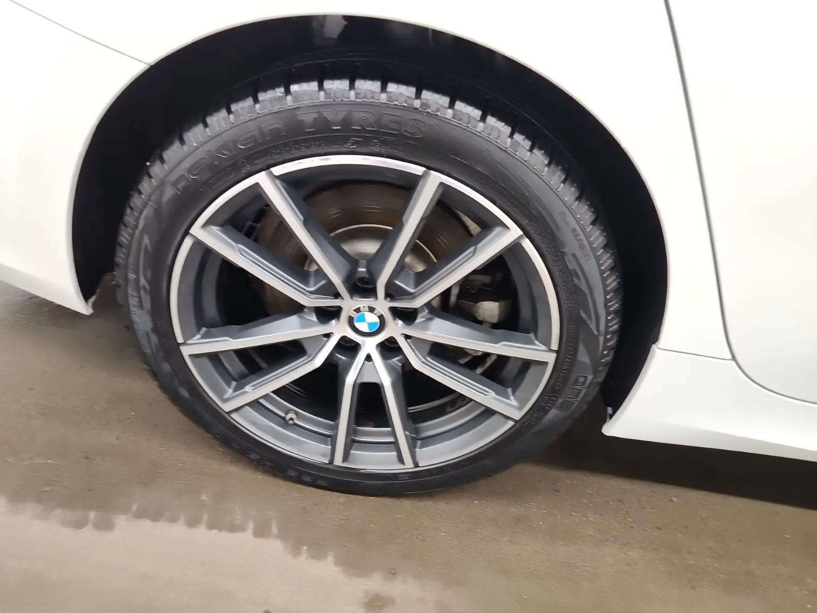 Right Rear Wheel/Tire Photo