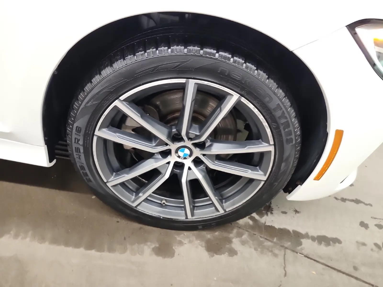 Right Front Wheel/Tire Photo