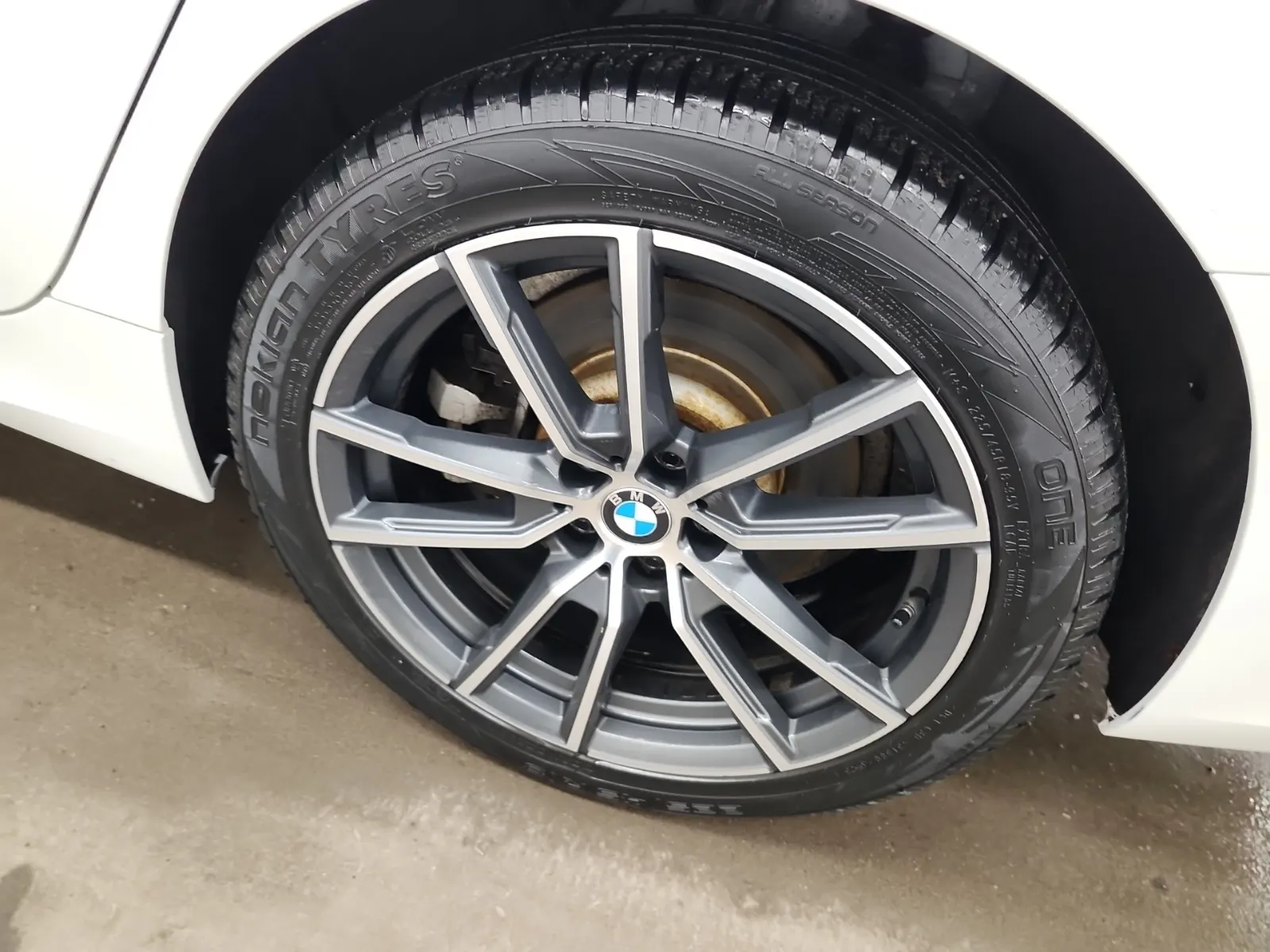 Left Rear Wheel/Tire Photo