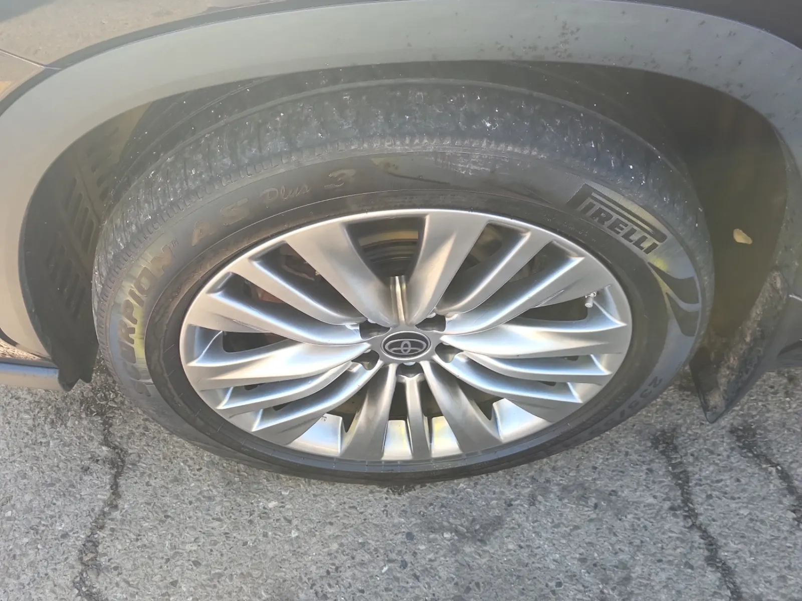Front driver wheel/tire photo