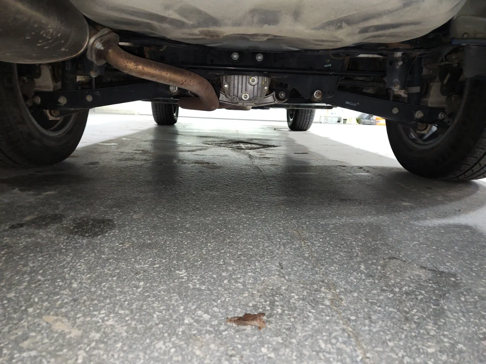 Undercarriage - Rear Photo