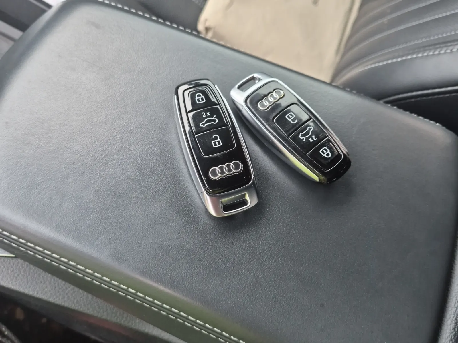 Keys/Fobs/Manual Photo