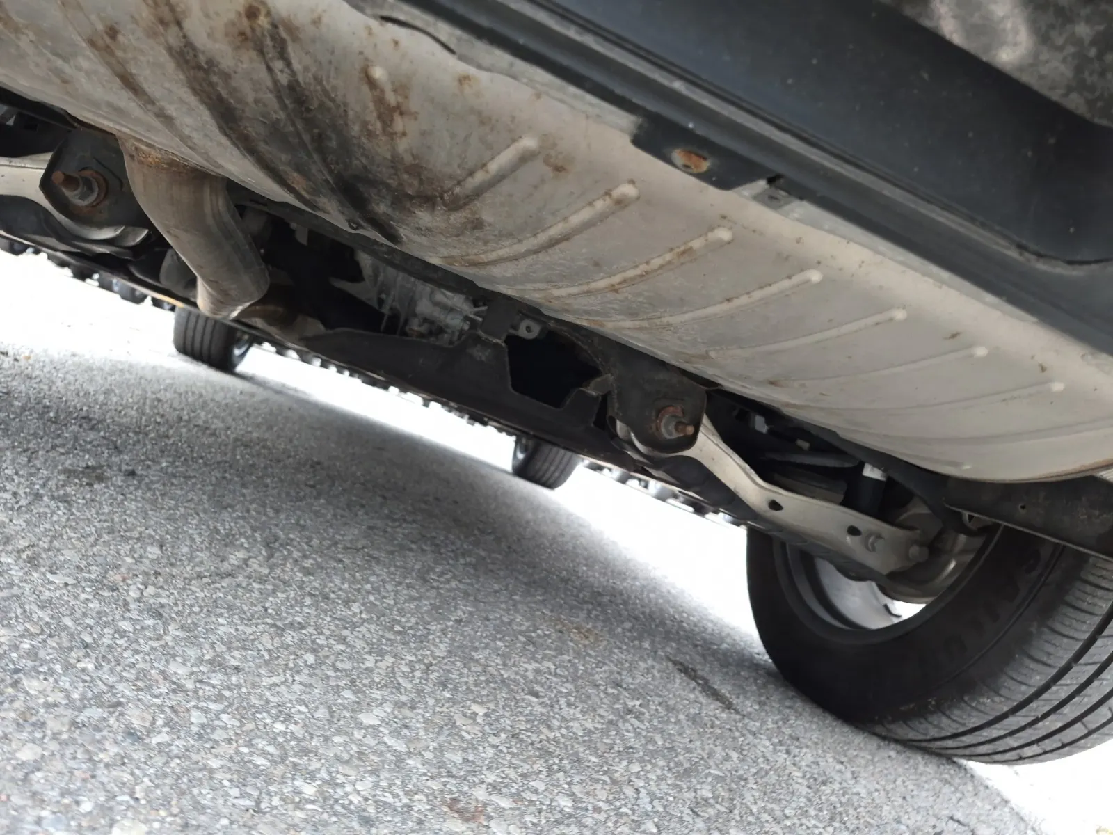 Undercarriage - Rear Photo