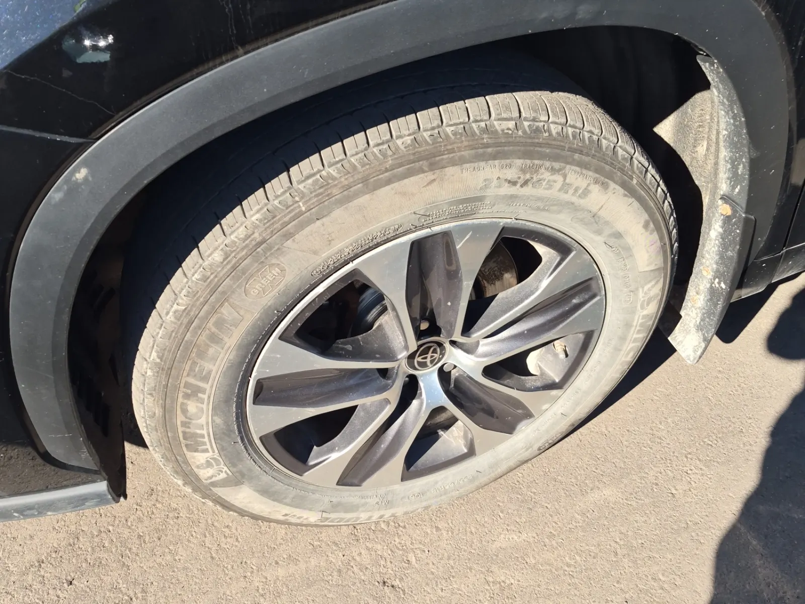Front driver wheel/tire photo