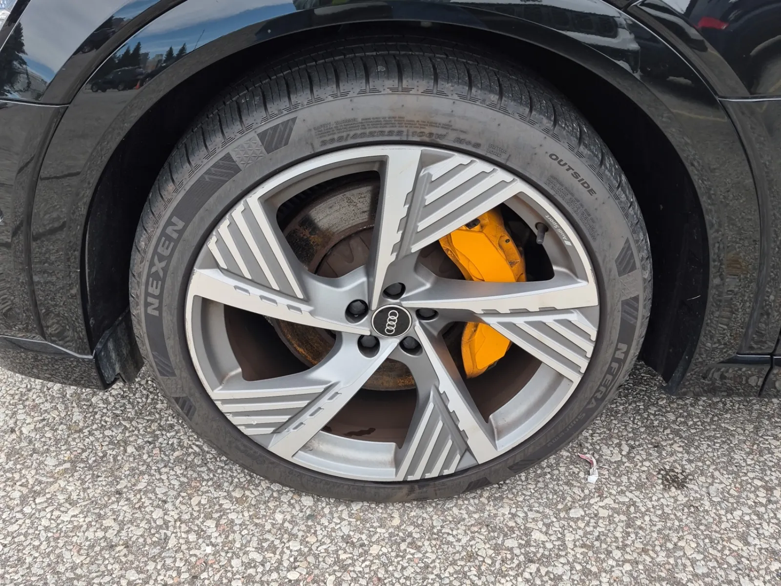 Front driver wheel/tire photo