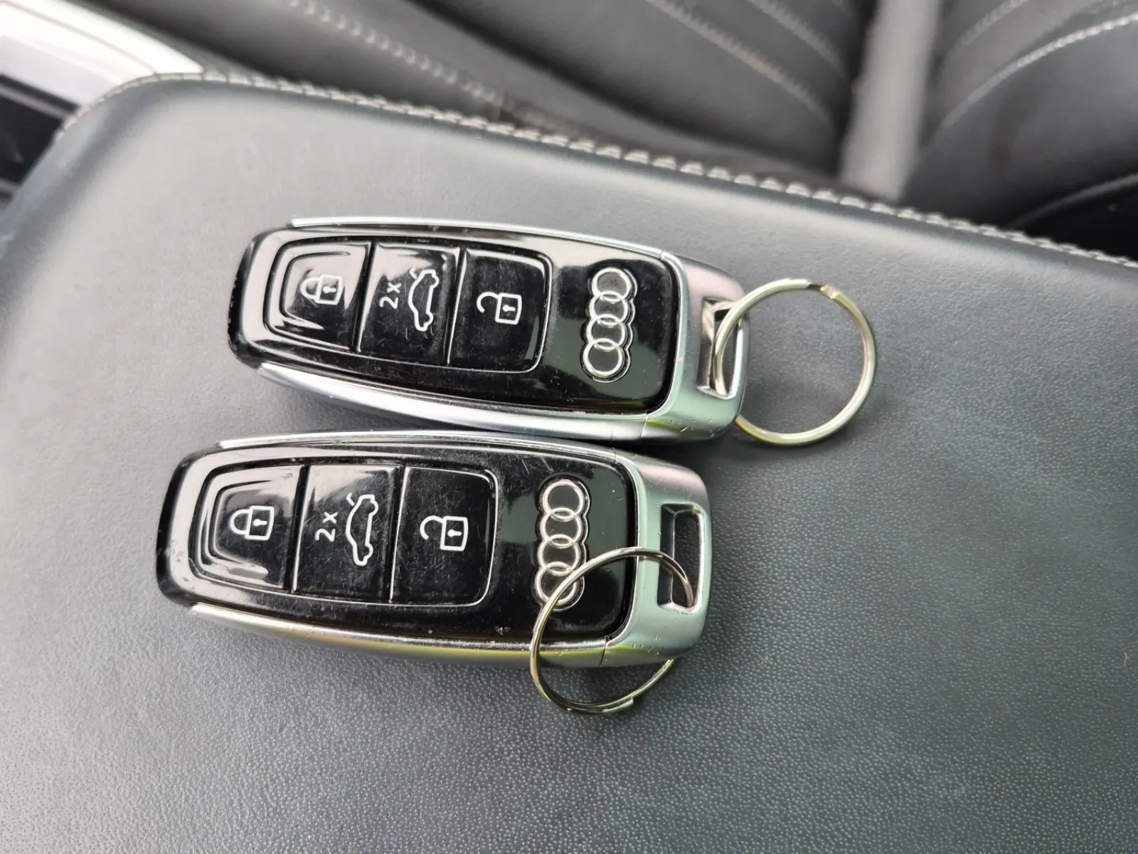 Keys/Fobs/Manual Photo