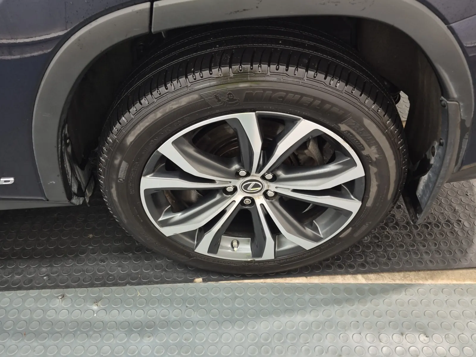 Left Rear Wheel/Tire Photo