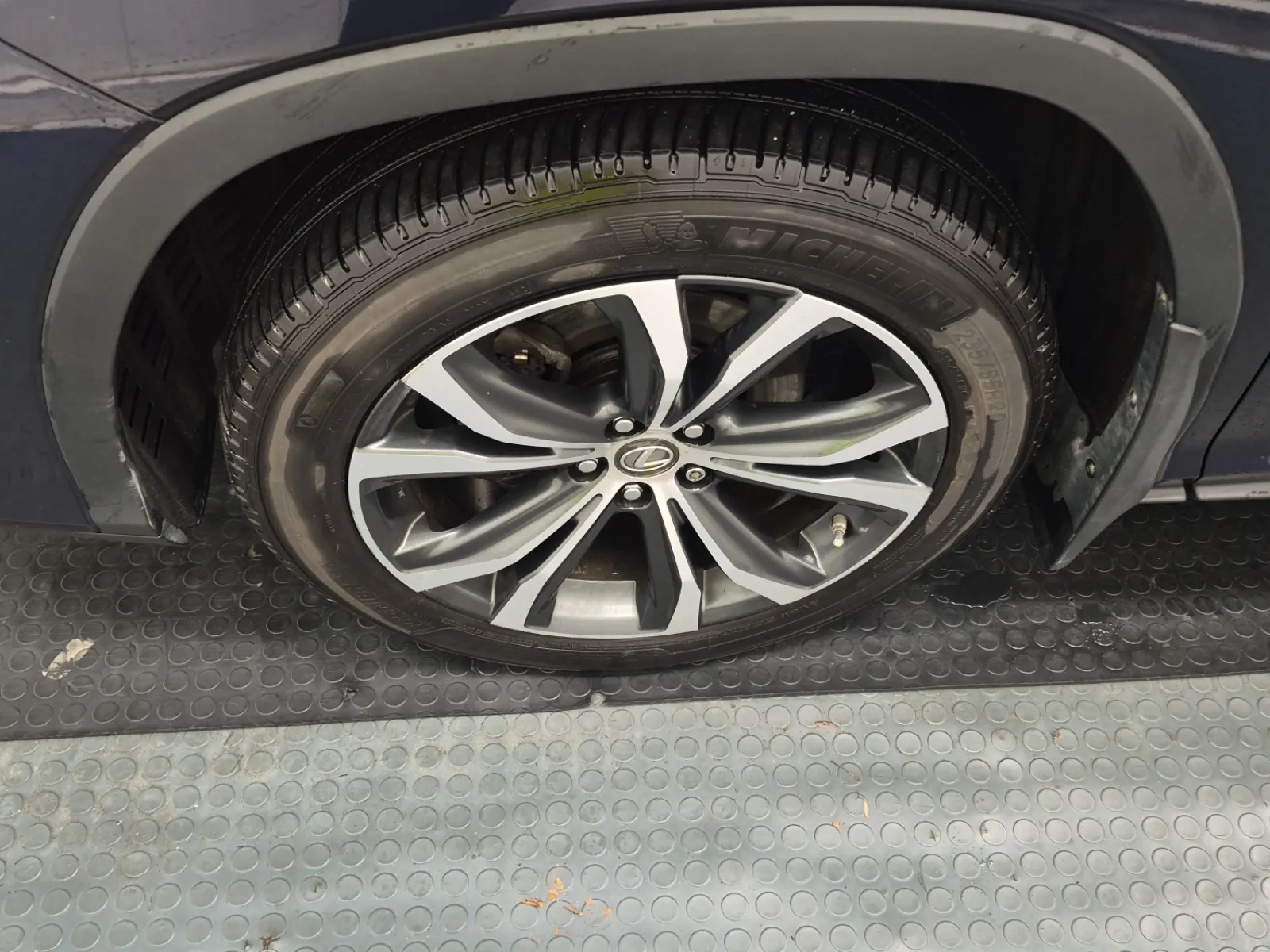 Front driver wheel/tire photo