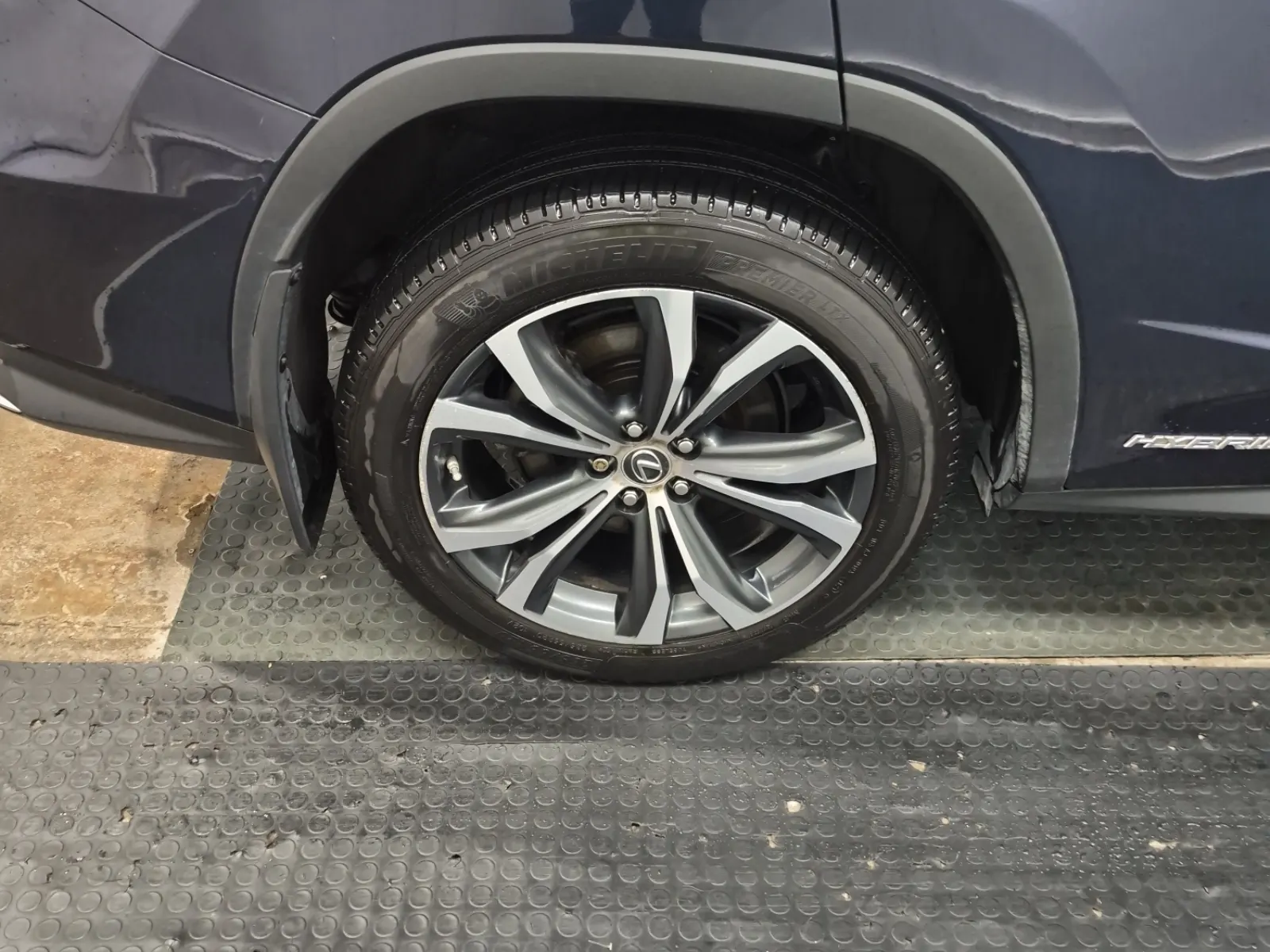 Right Rear Wheel/Tire Photo