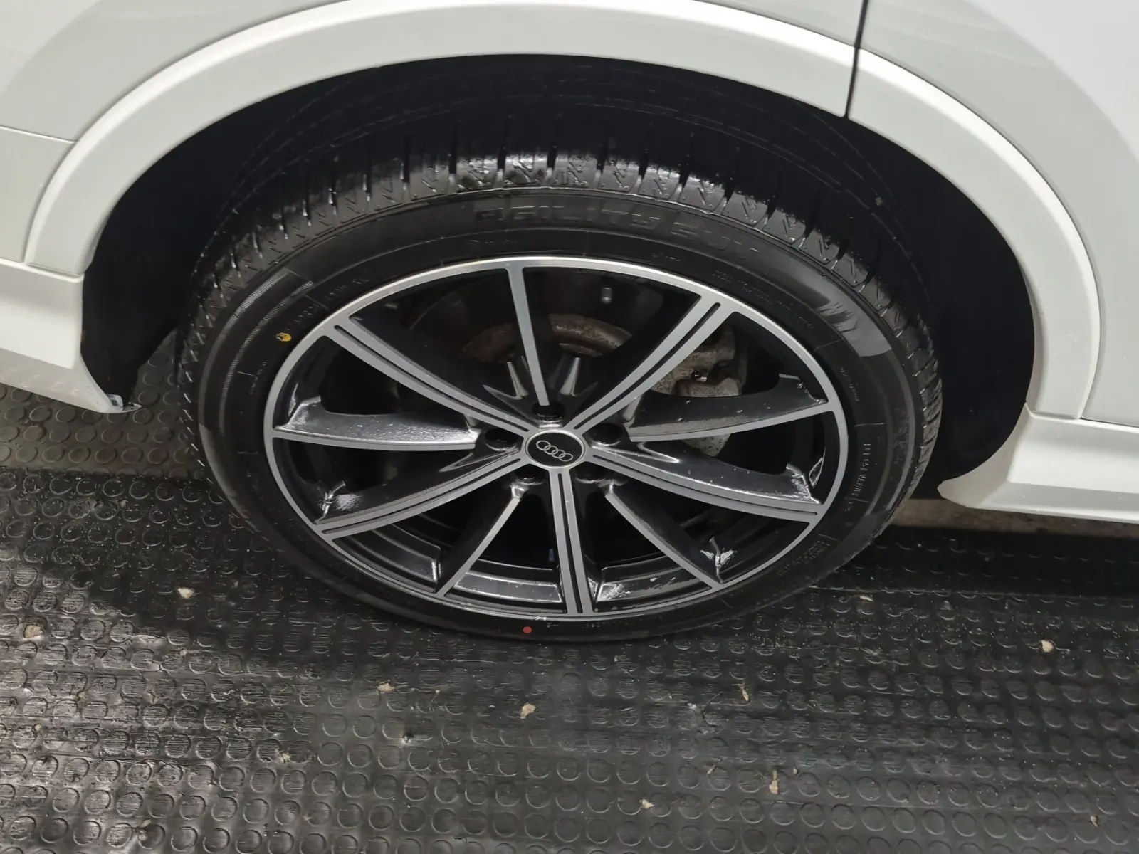 Right Rear Wheel/Tire Photo