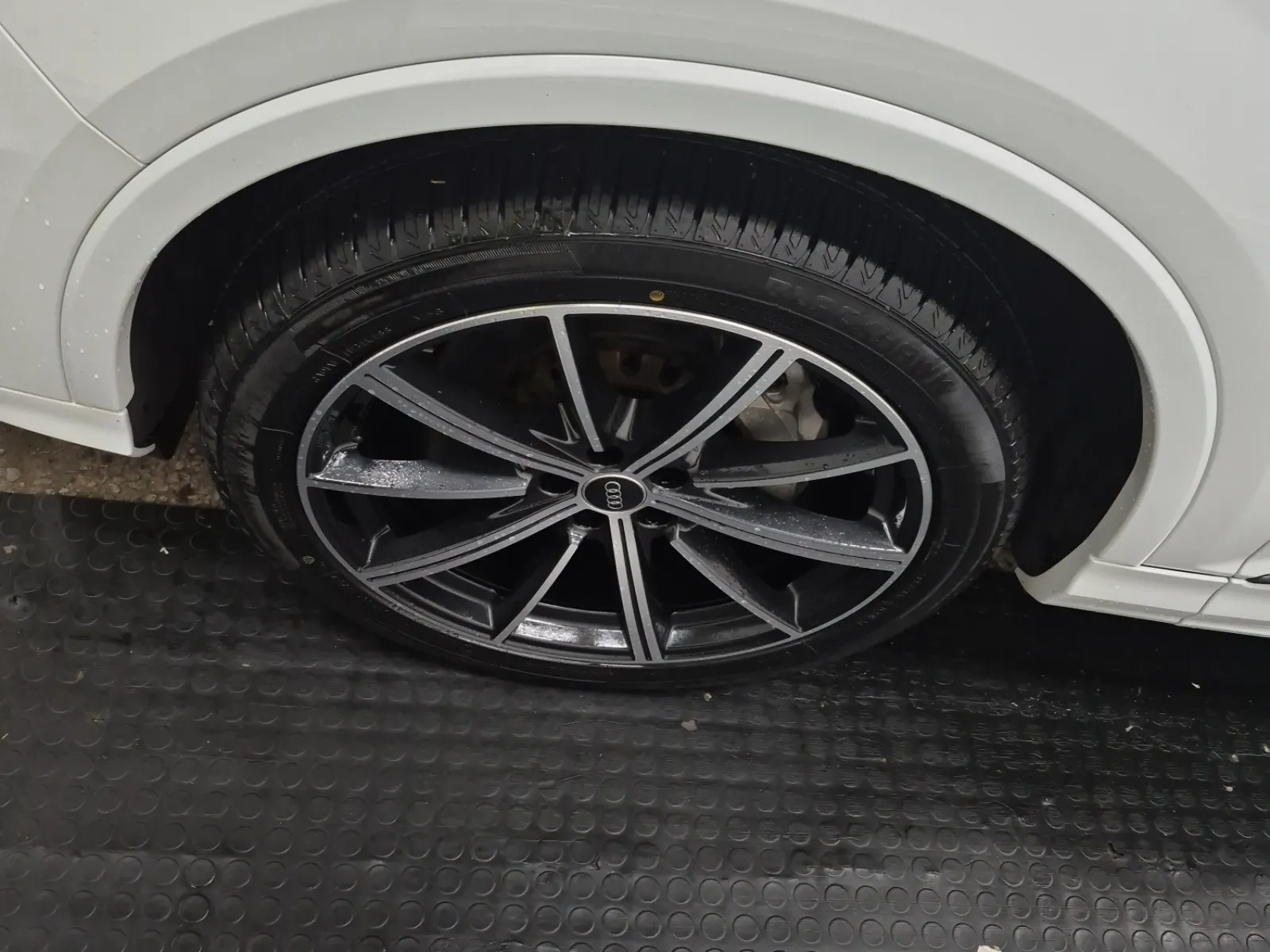 Front driver wheel/tire photo