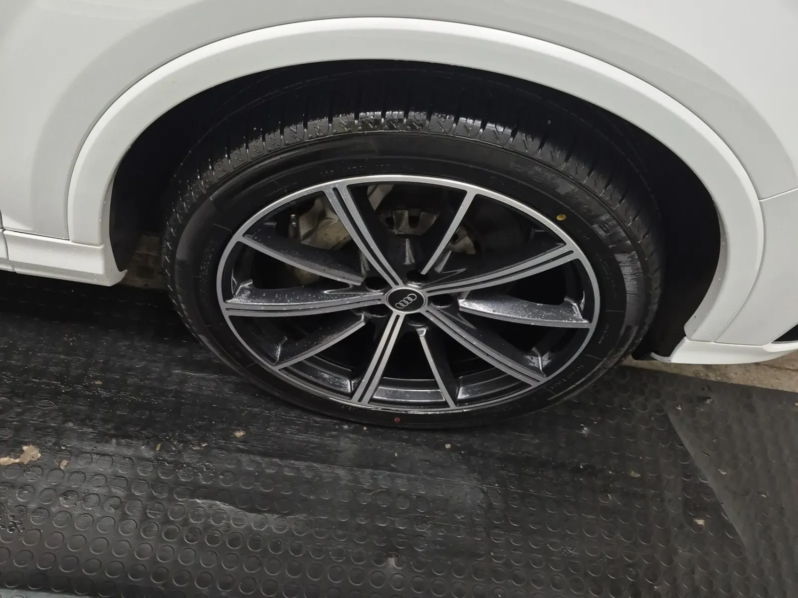 Right Front Wheel/Tire Photo