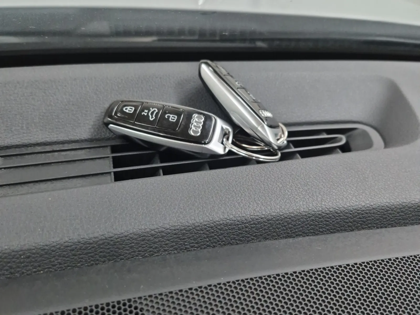 Keys/Fobs/Manual Photo
