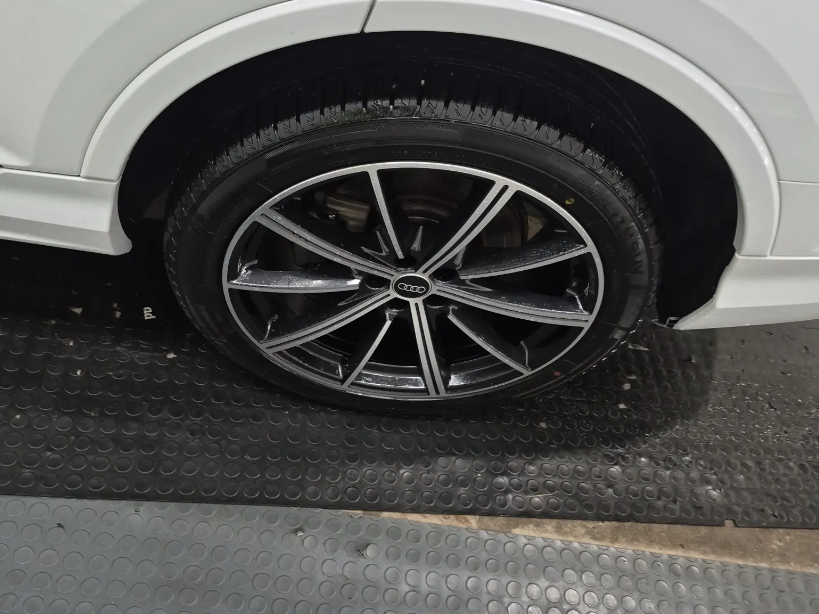Left Rear Wheel/Tire Photo
