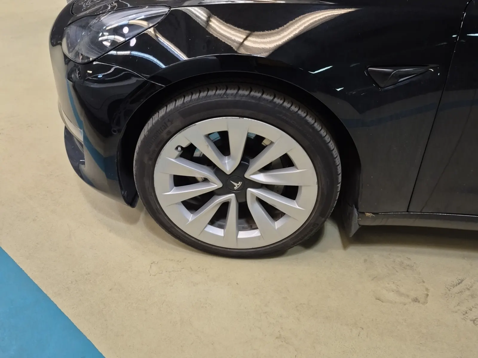 Front driver wheel/tire photo