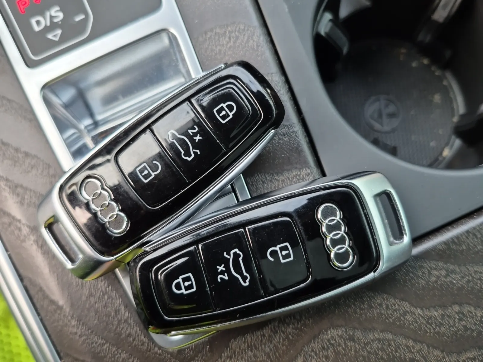 Keys/Fobs/Manual Photo
