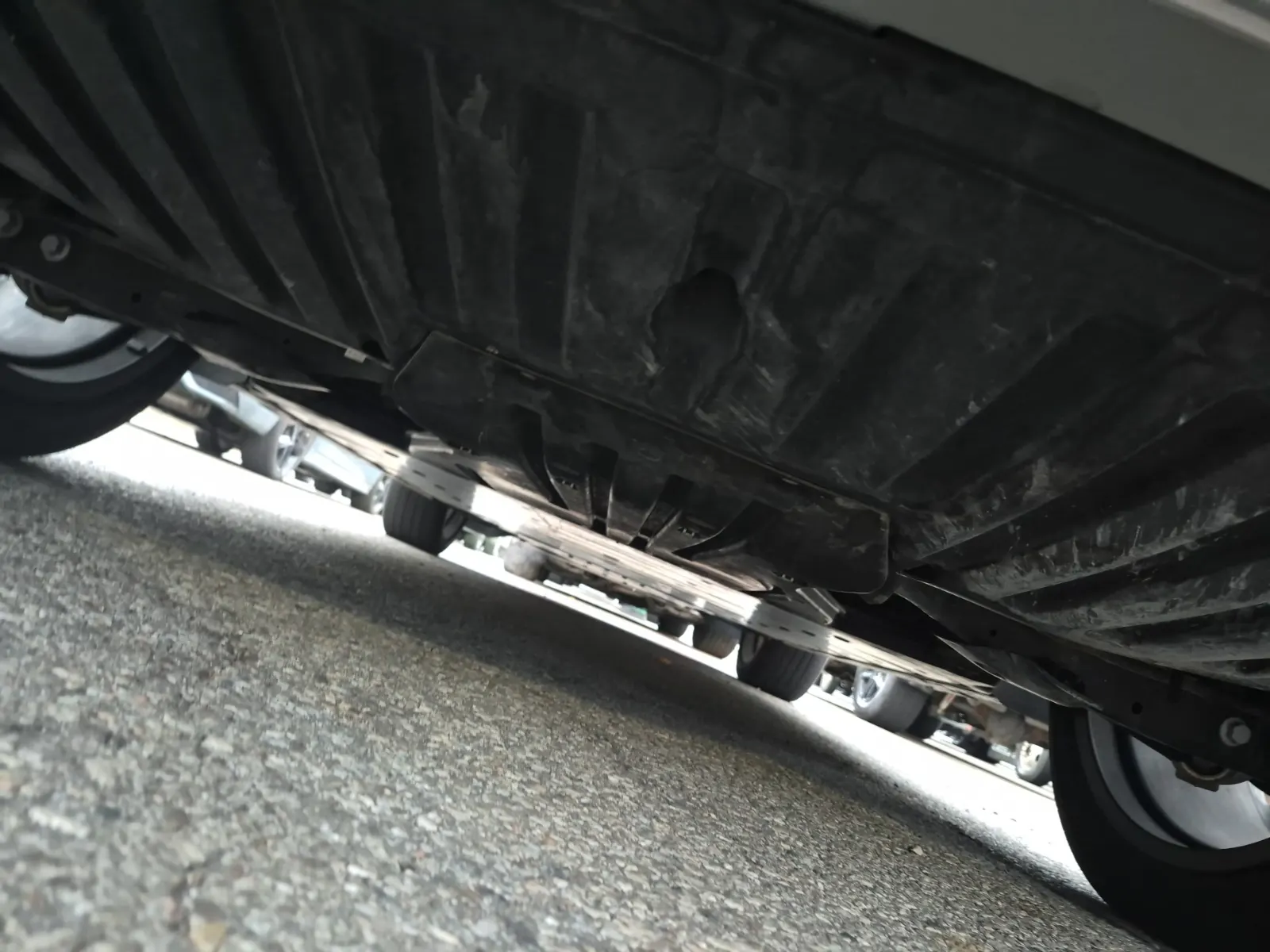 Undercarriage - Rear Photo