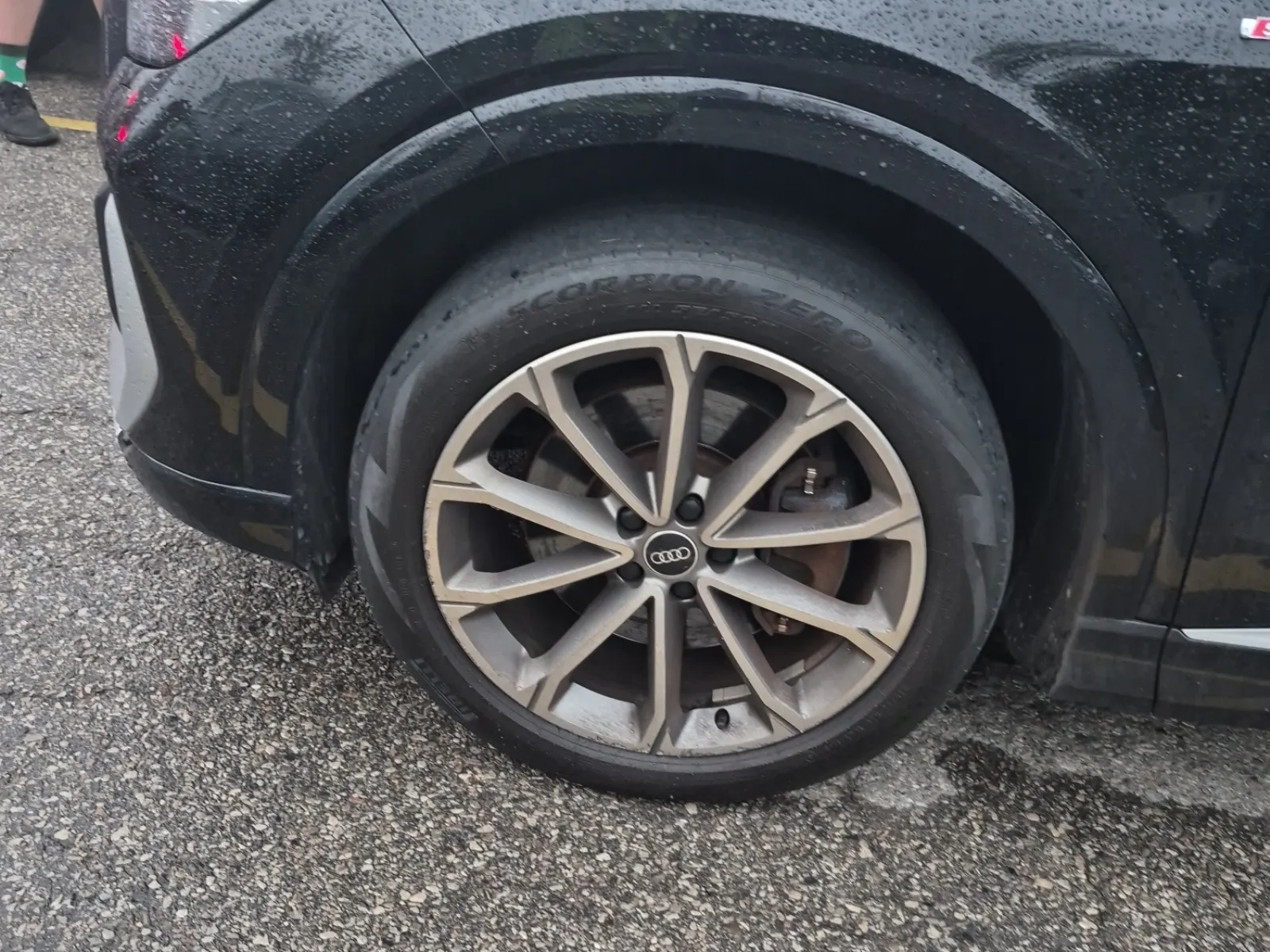 Front driver wheel/tire photo