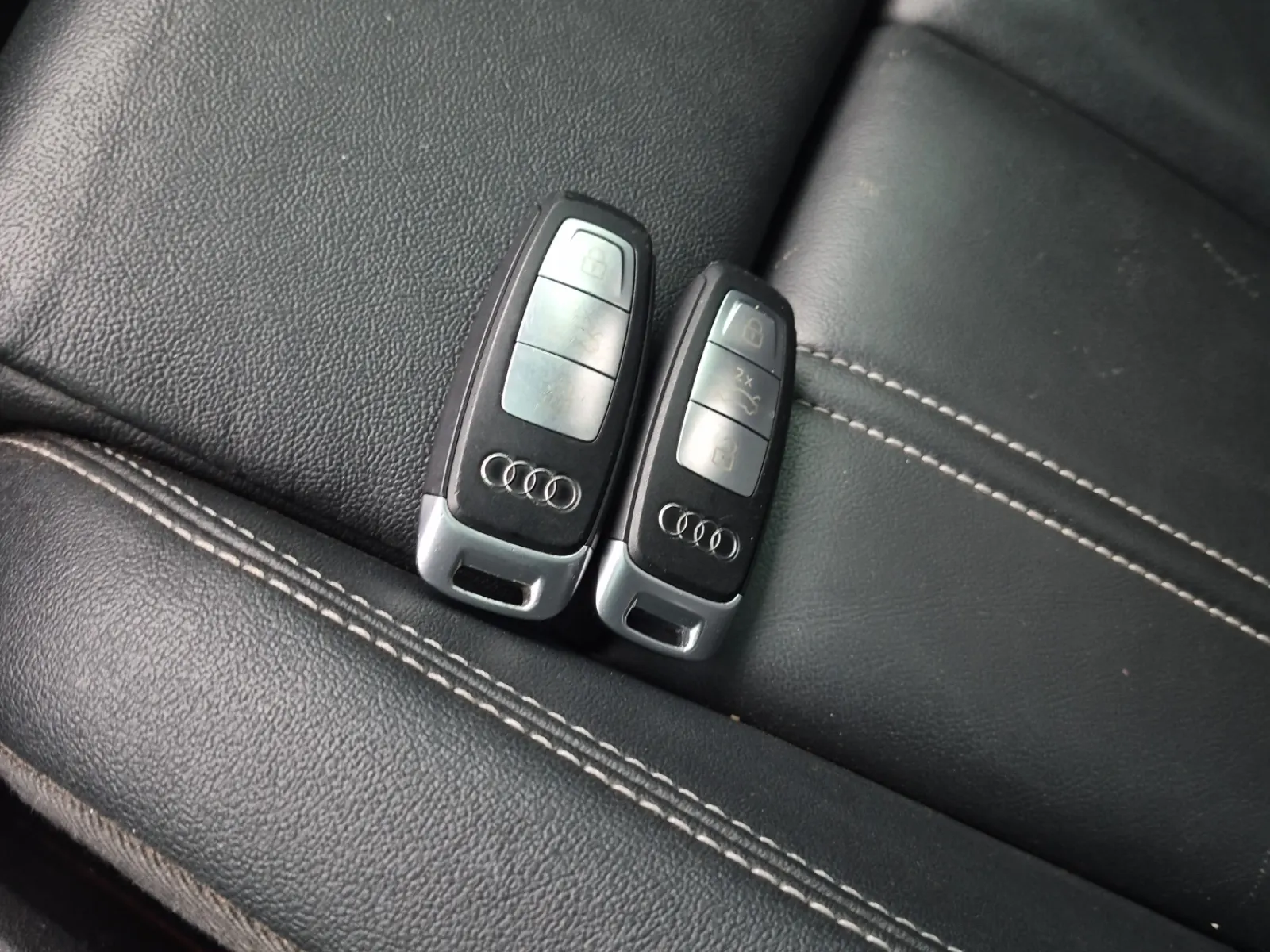 Keys/Fobs/Manual Photo