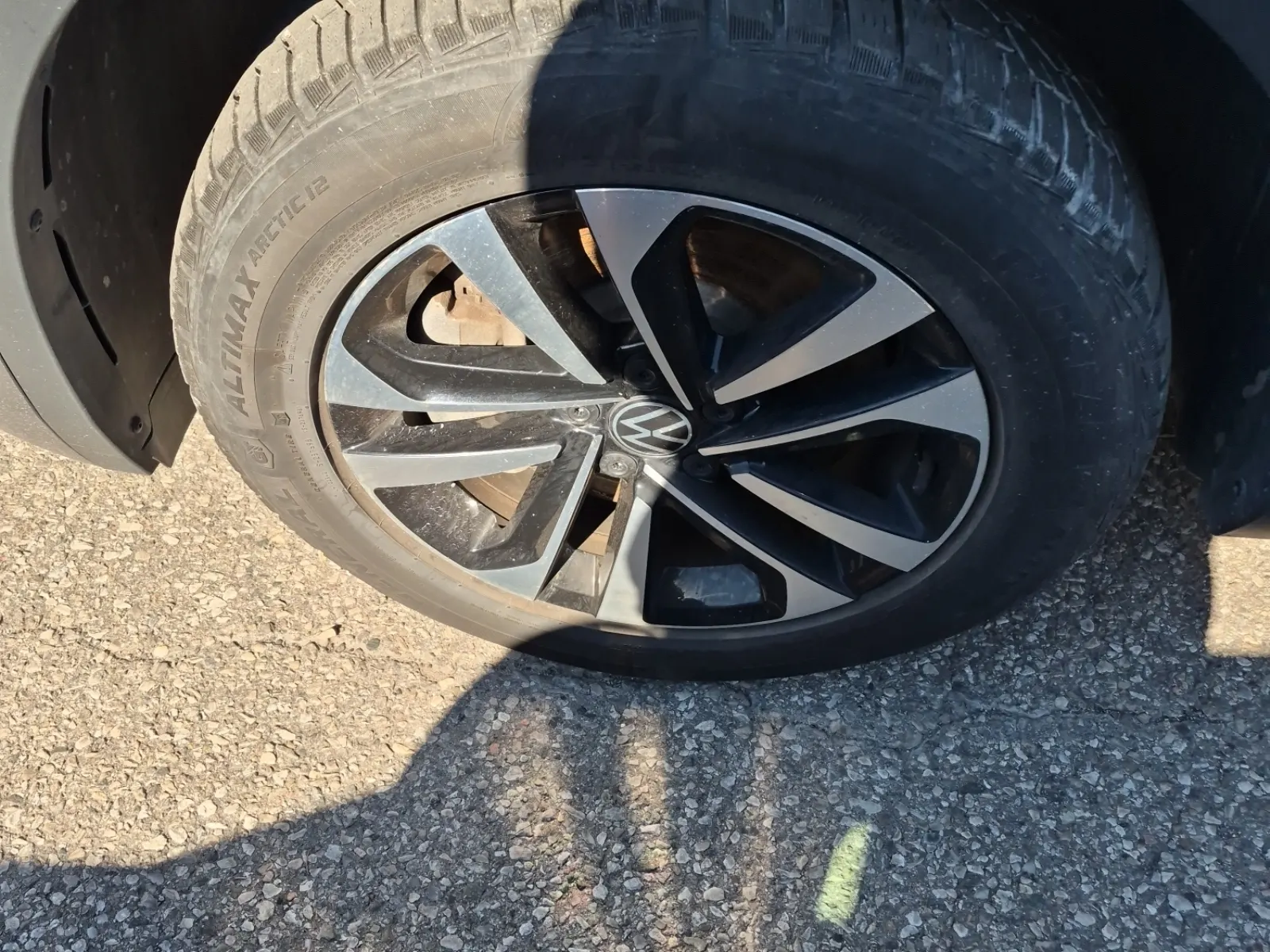 Front driver wheel/tire photo