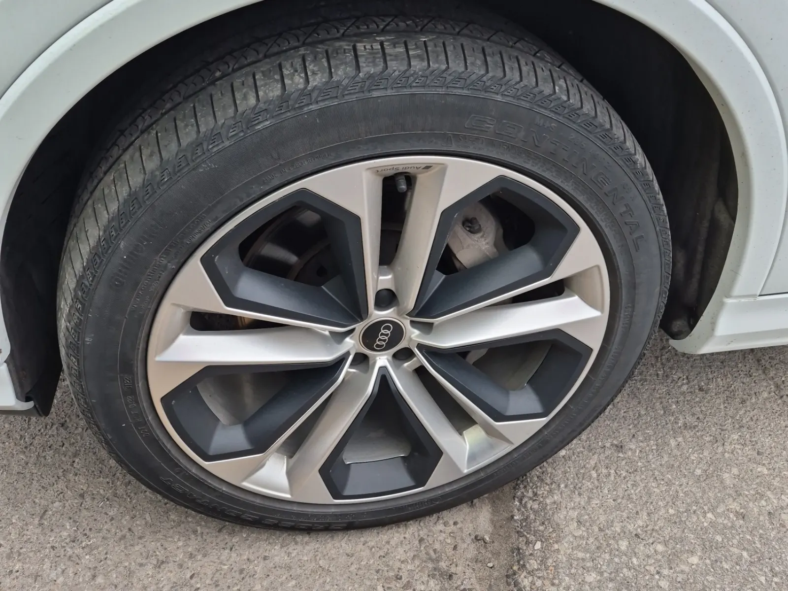 Front driver wheel/tire photo