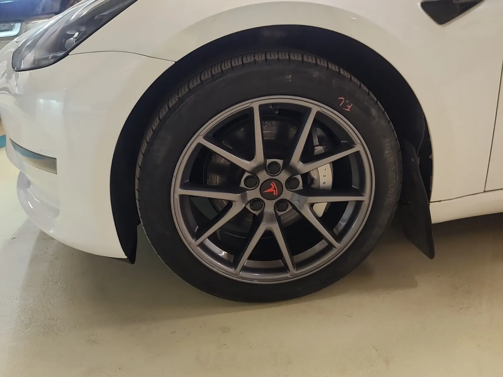 Front driver wheel/tire photo