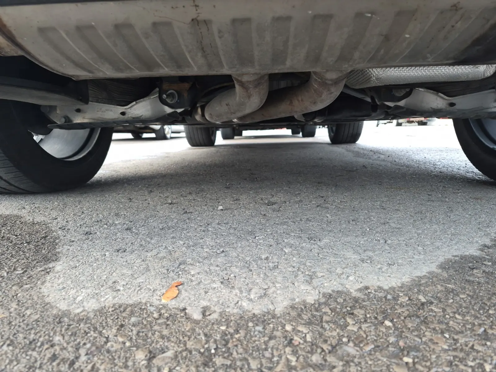 Undercarriage - Rear Photo