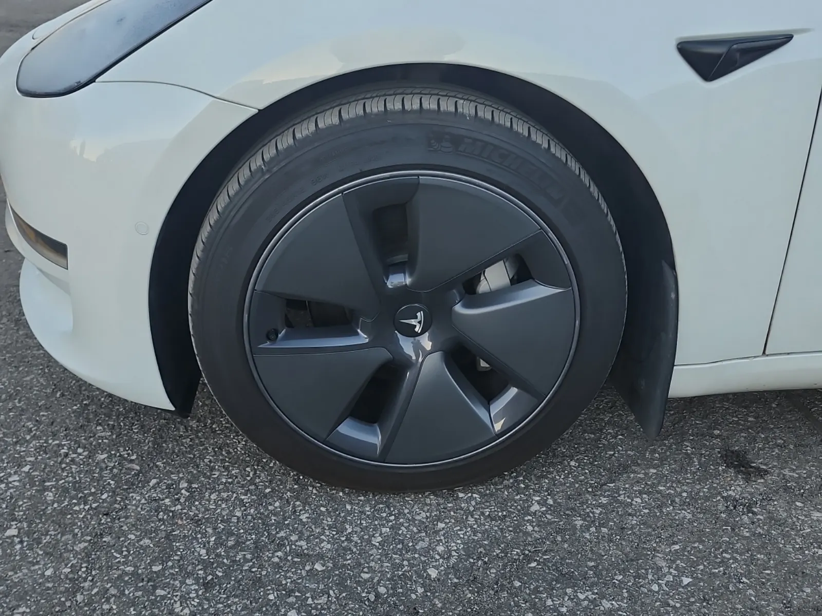 Front driver wheel/tire photo