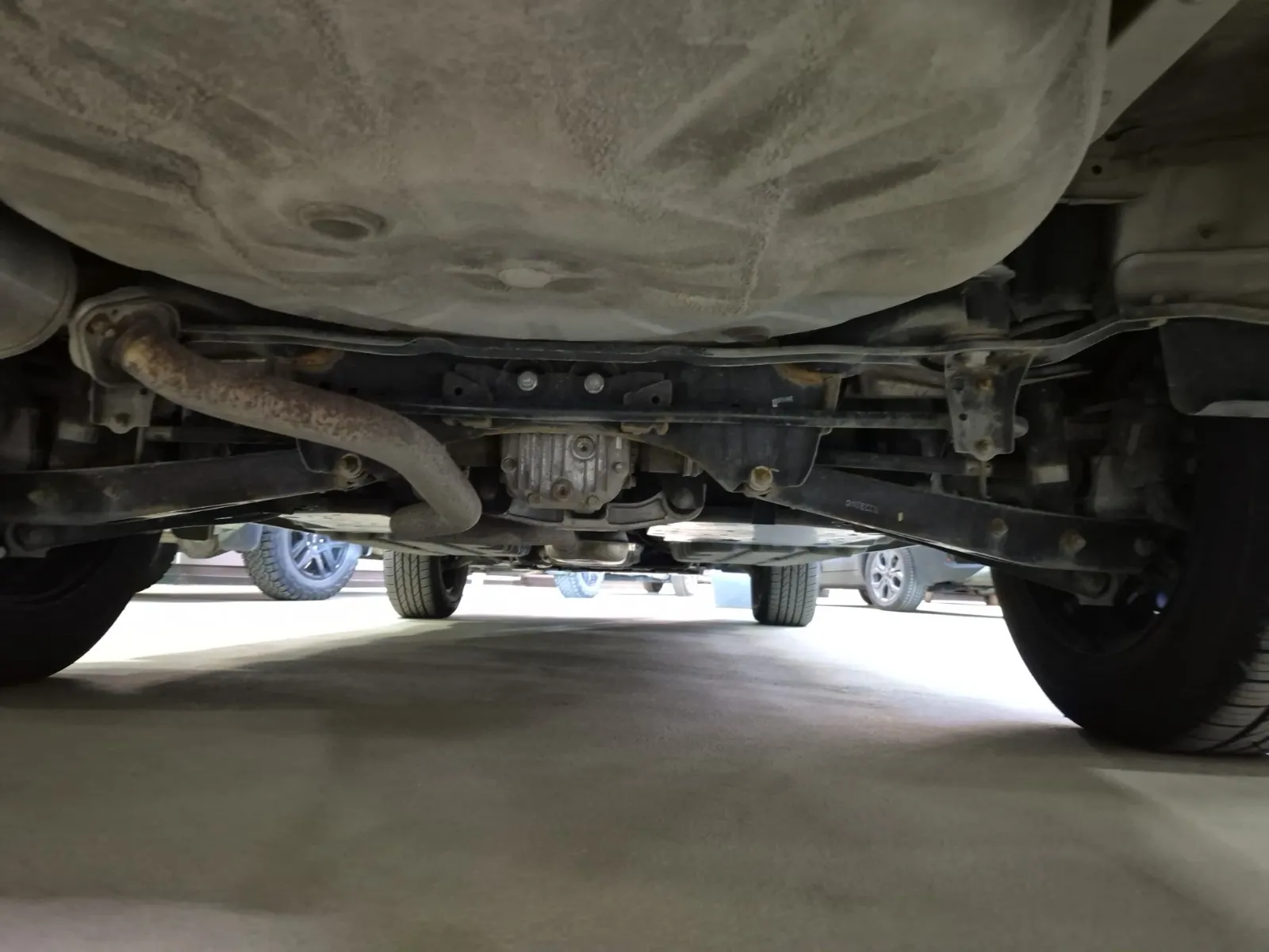 Undercarriage - Rear Photo