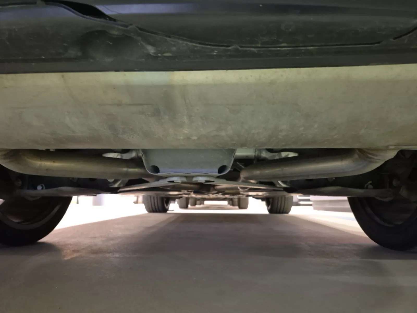 Undercarriage - Rear Photo