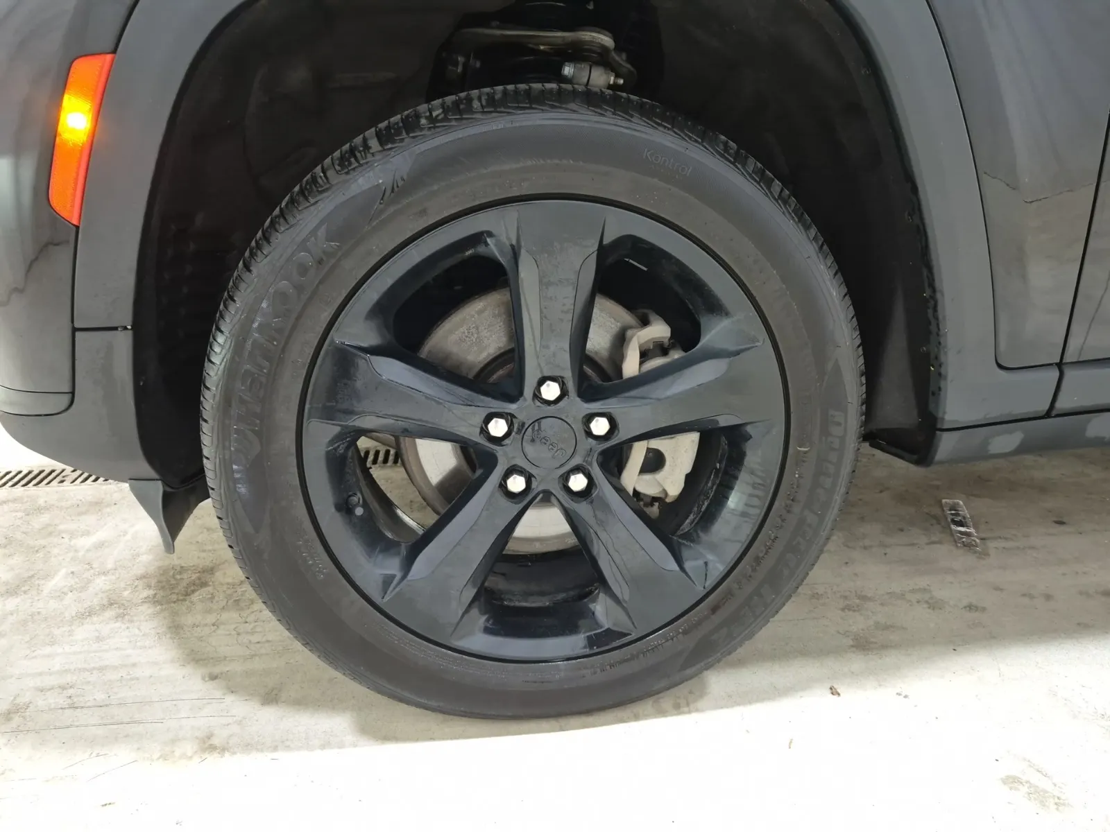 Front driver wheel/tire photo