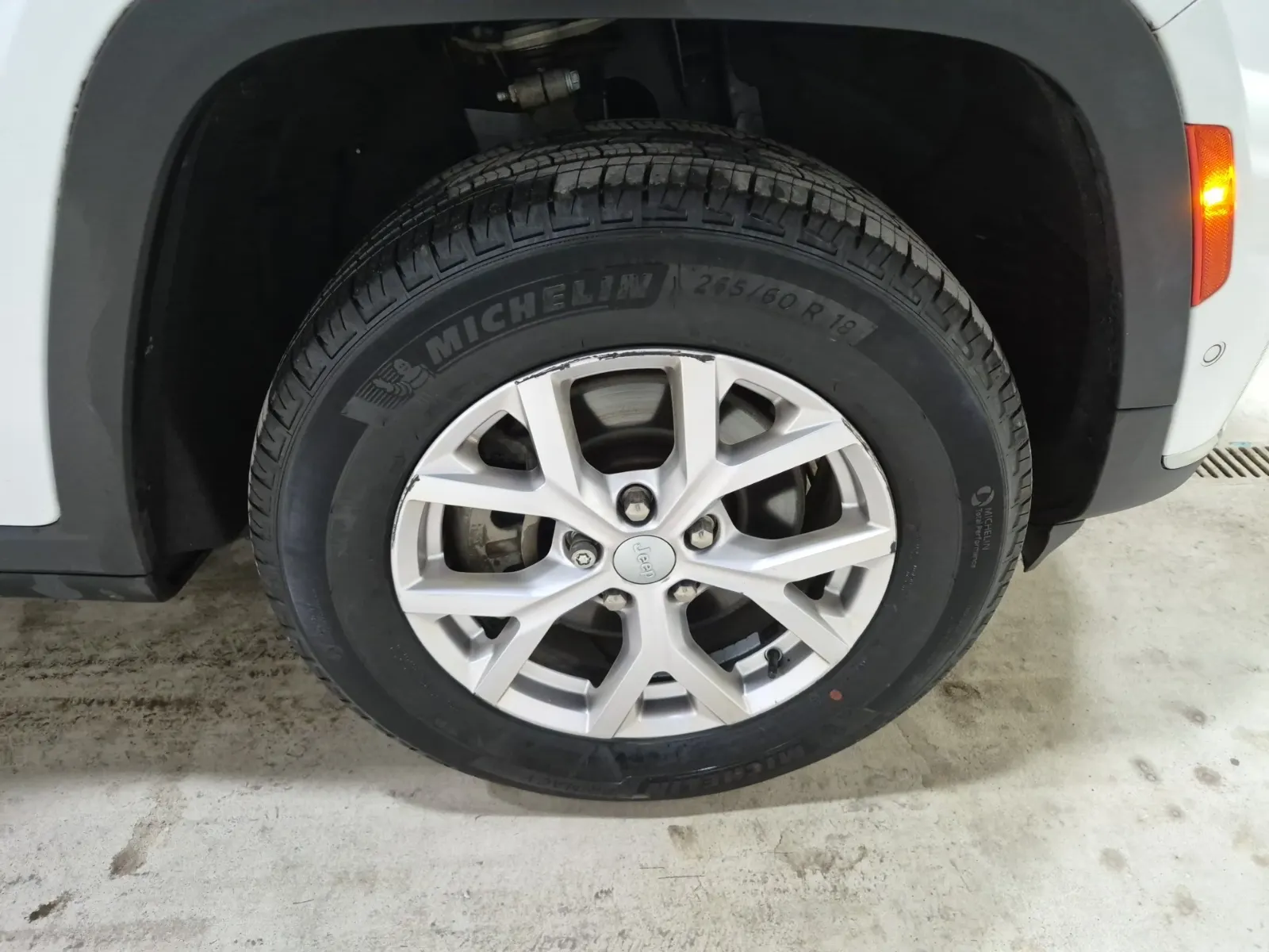 Right Front Wheel/Tire Photo