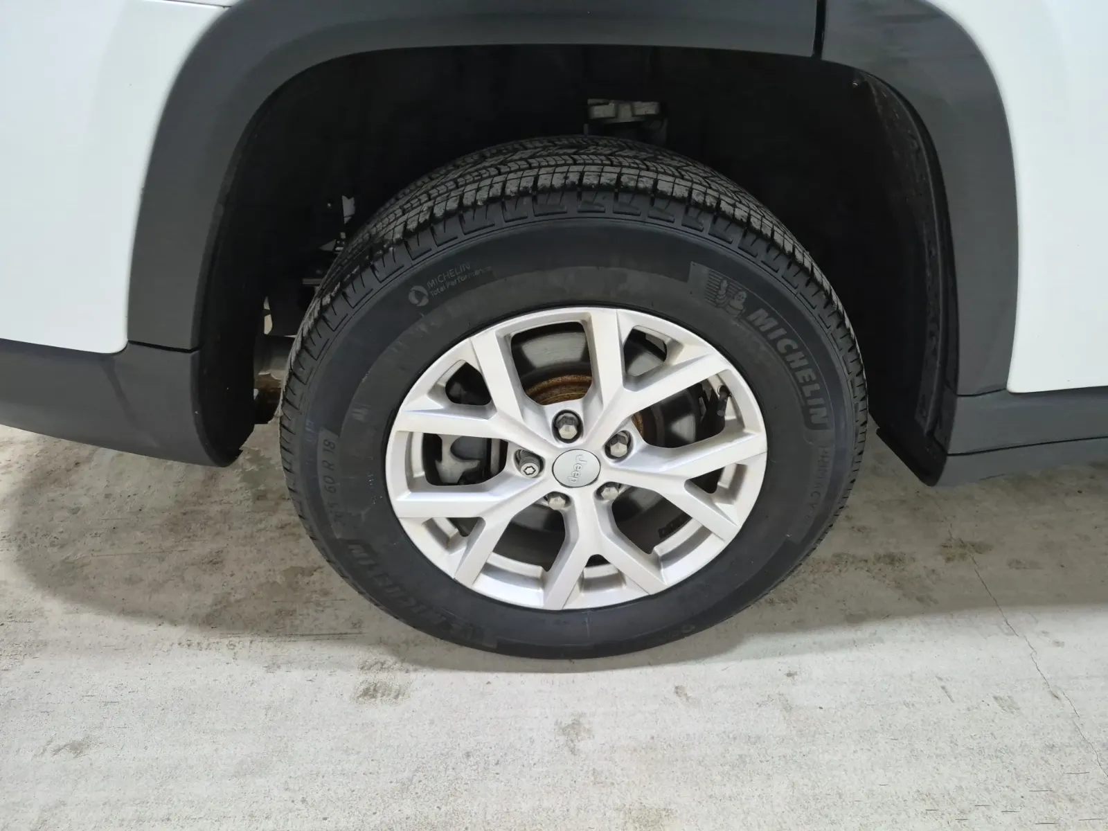 Right Rear Wheel/Tire Photo