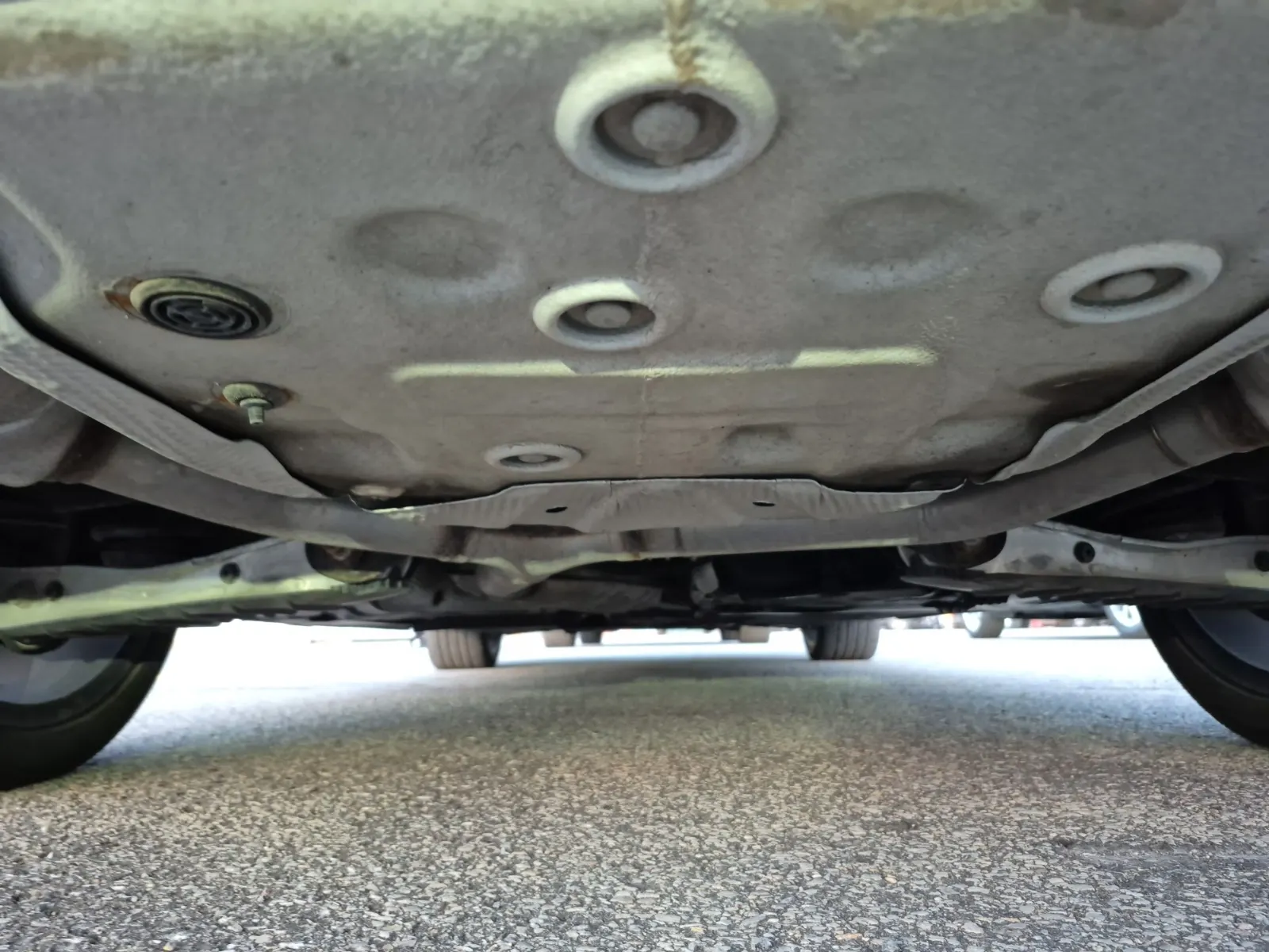 Undercarriage - Rear Photo