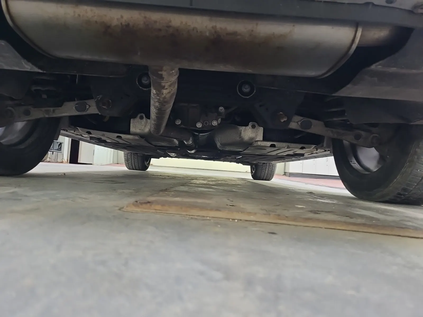 Undercarriage - Rear Photo