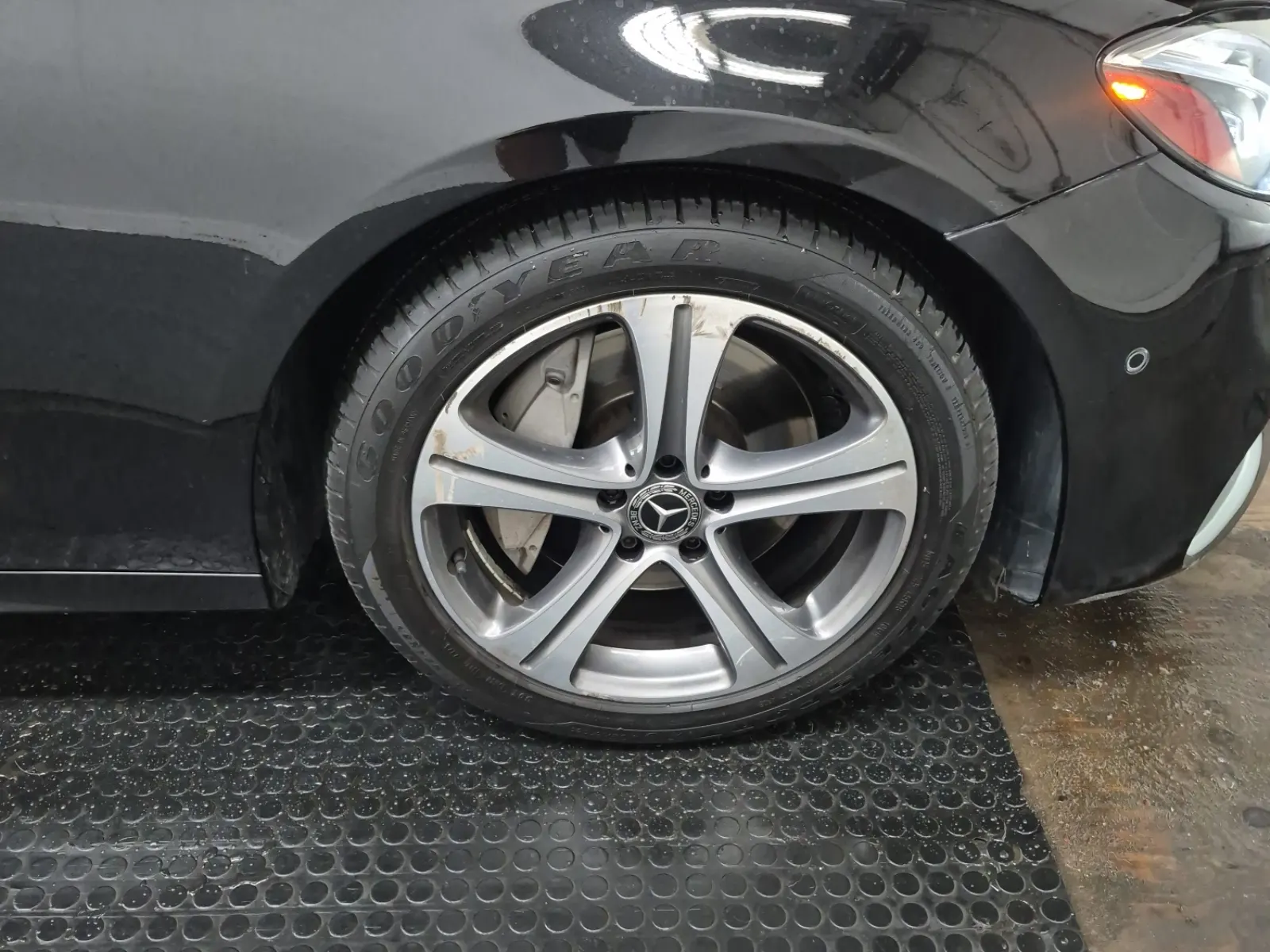 Right Front Wheel/Tire Photo