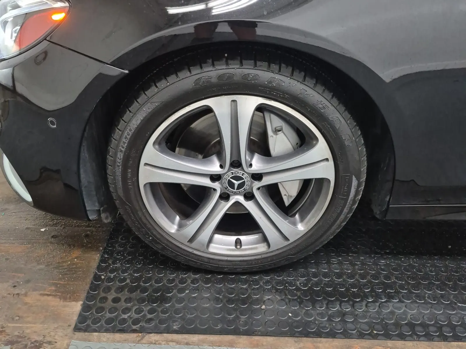 Front driver wheel/tire photo