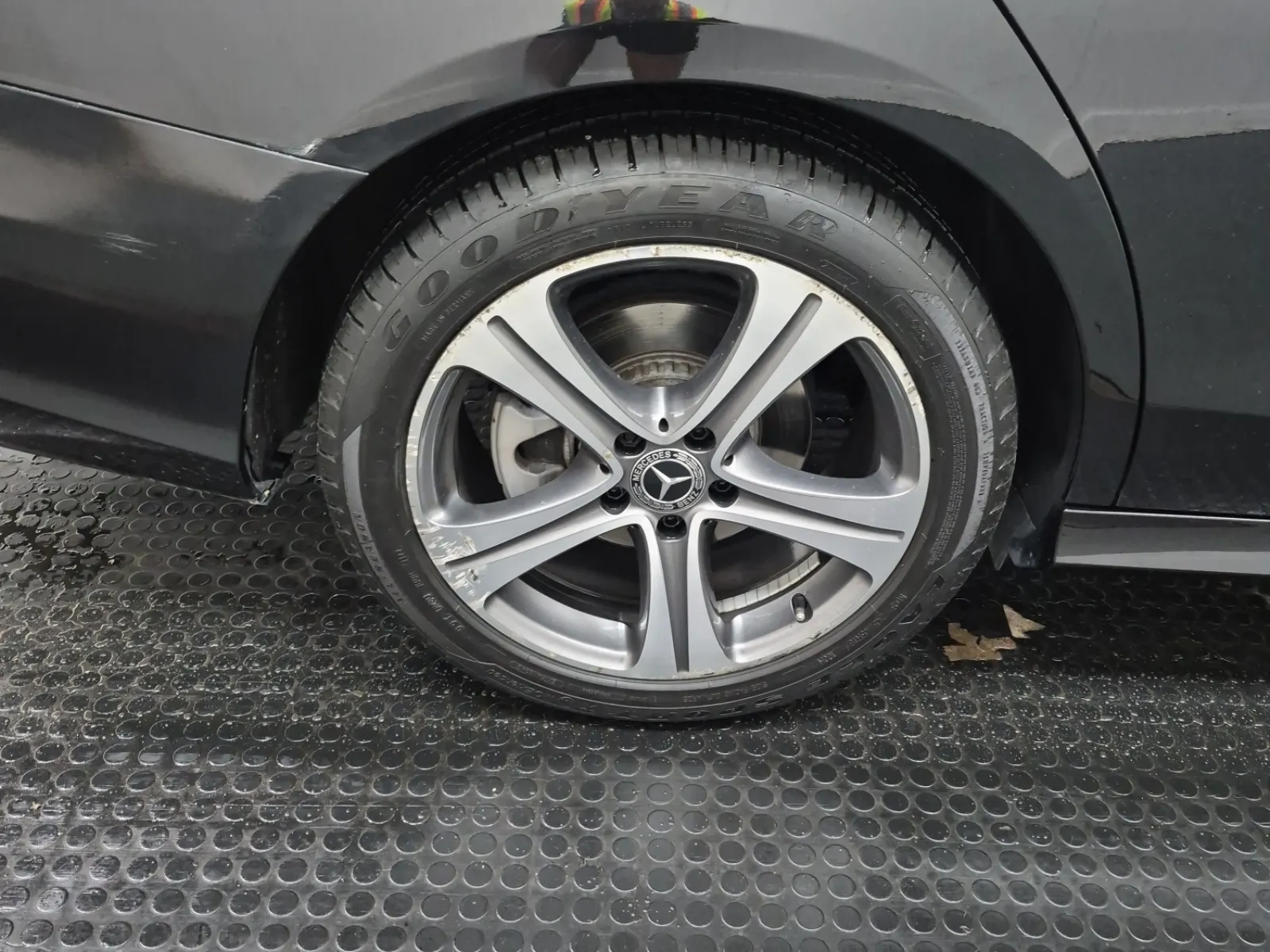 Right Rear Wheel/Tire Photo