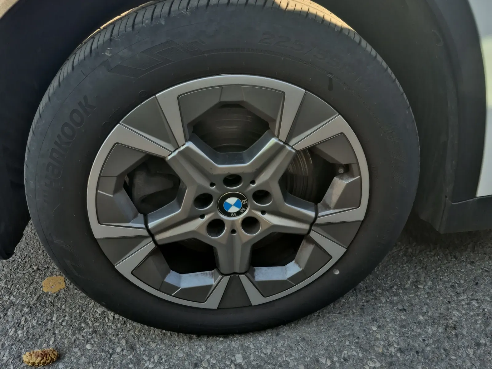 Front driver wheel/tire photo