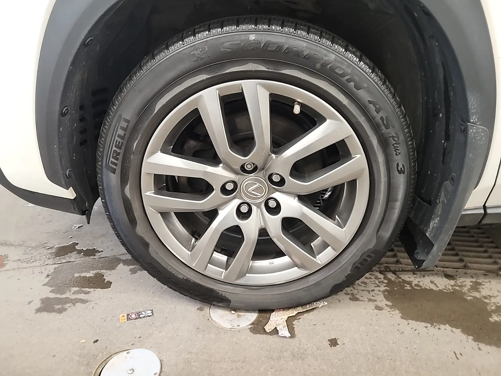 Front driver wheel/tire photo
