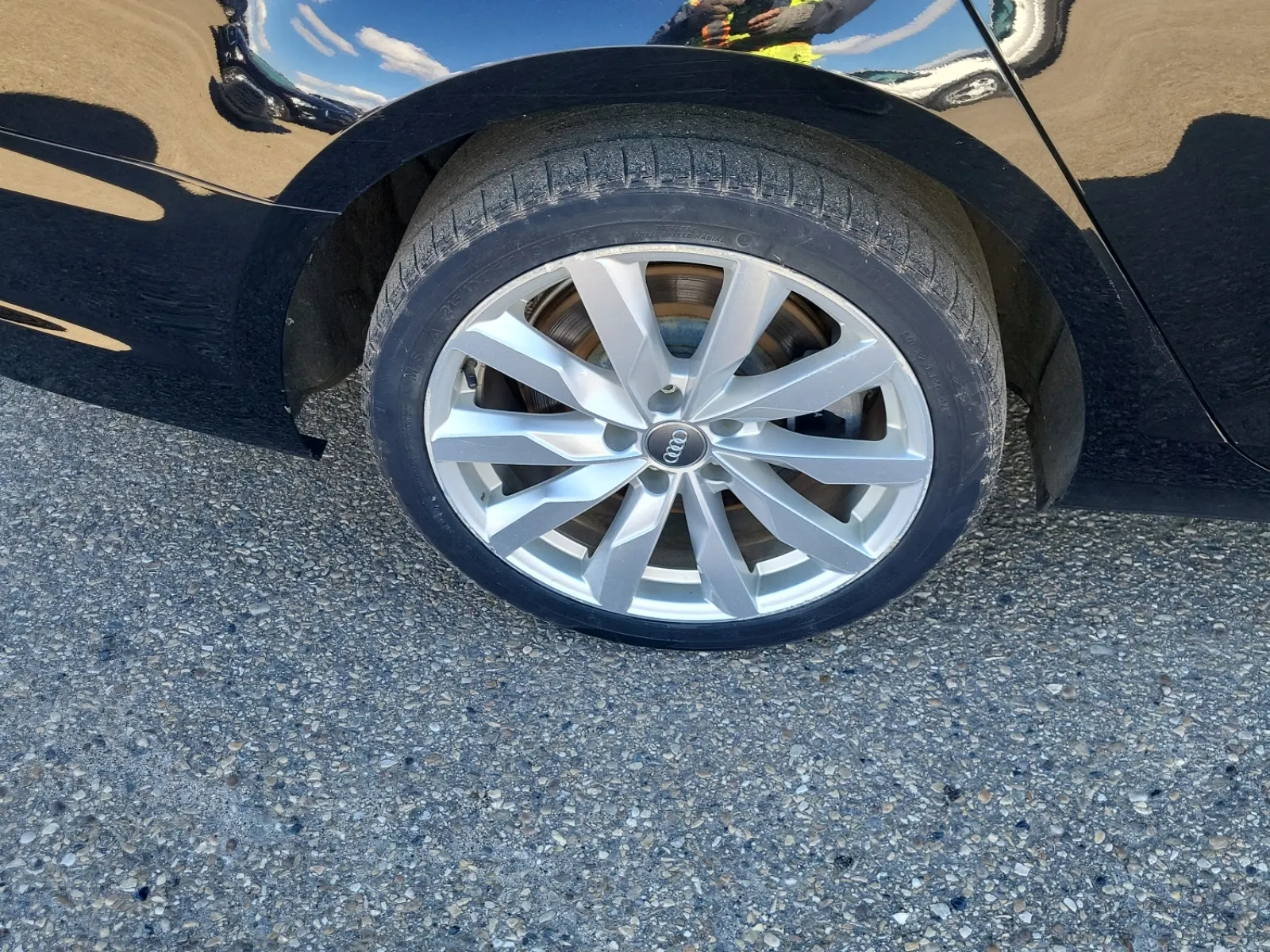 Right Rear Wheel/Tire Photo