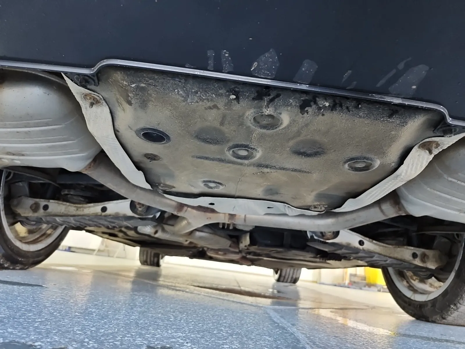 Undercarriage - Rear Photo