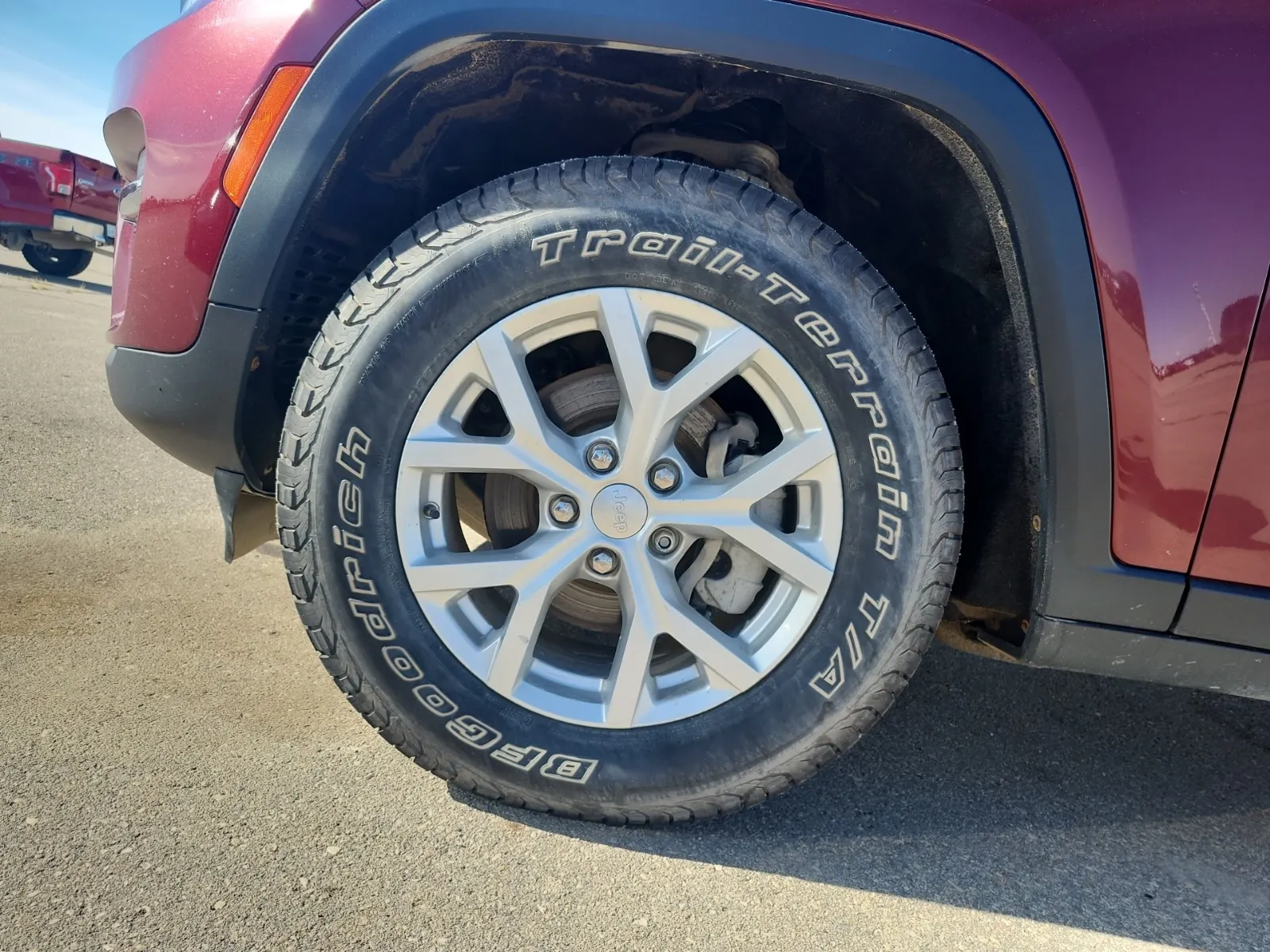 Front driver wheel/tire photo
