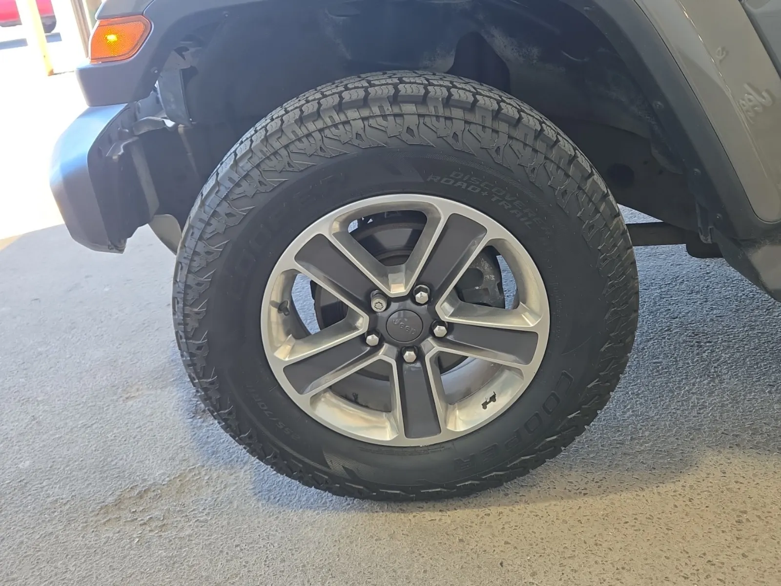 Front driver wheel/tire photo