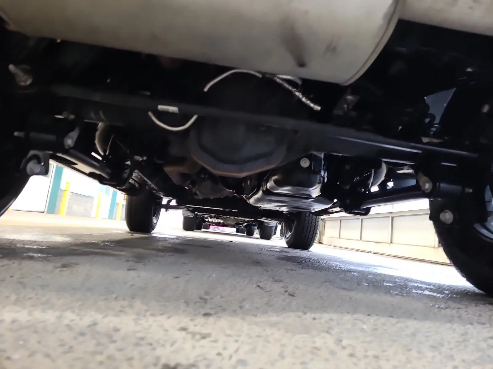 Undercarriage - Rear Photo