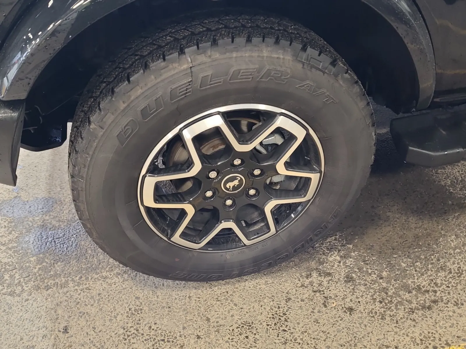 Front driver wheel/tire photo